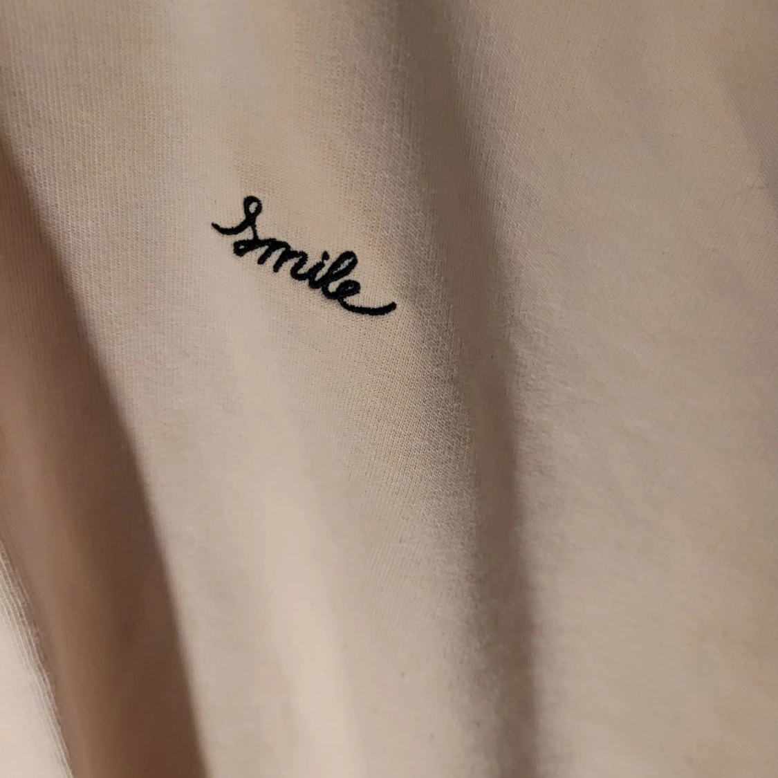 Beige sweatshirt med broderad text - 91