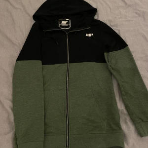 Träningshoodie från Myprotien - Riktigt snygg samt praktisk mörkgrön och svart träningshoodie från MyProtein i fint skick, perfekt till både träning och till vardags. Storlek S, nypris 1200kr