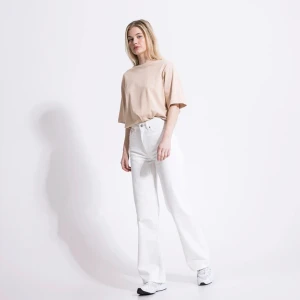 Vita jeansbyxor - Säljer ett par snygga vita jeansbyxor i högmidjad modell. De har en straight passform som ger en klassisk look. Perfekta för både vardag och fest!