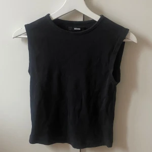 Svart  topp från Bik Bok - Jättefin svart topp från bikbok!💓