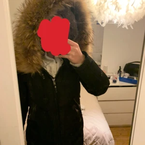 Svart Cedrico jacka - Säljer en svart cedrico jacka, stor mysig päls och sitter perfekt och har bra passform. Håller en varm och bekväm under vintern! Priset går att diskutera. Jackan är i super skick utan defekter eller något!