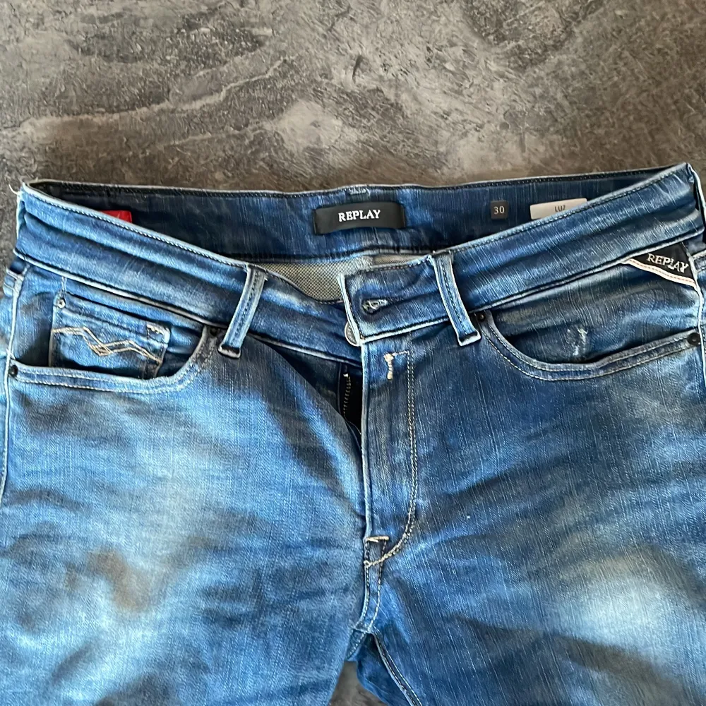 Säljer ett par snygga Mörkblå jeans från Replay. De har en slim passform och är i 9/10 skick. Priset är inte hugget i sten! Skriv om ni har frågor😁 w30/l30. Jeans & Byxor.