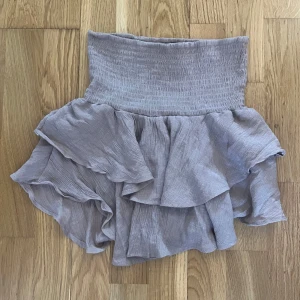 Beige volangkjol  - Säljer en superfin beige volangkjol från Shein i storlek S. Kjolen har en elastisk midja och flera lager volanger som ger en härlig volym. Perfekt för både vardag och fest! 🩶 mycket bra skick, går att bära både som topp och kjol❤️