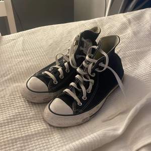 Säljer ett par klassiska svarta Converse All Star sneakers i bra skick. Använd några få gånger och smutsen går att ta bort med lite vatten annars inga defekter❤️