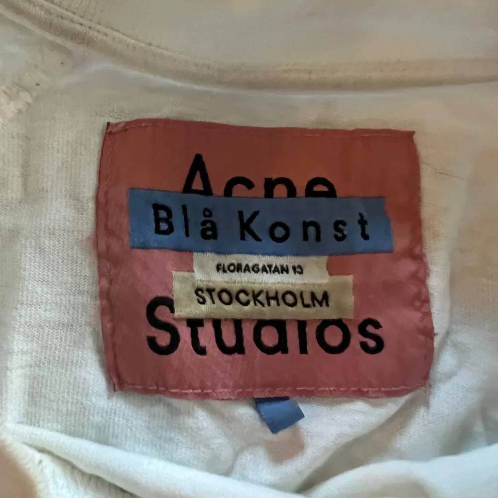 Vit långärmad t-shirt från Acne Studios. T-shirten har en rund halsringning och en rak passform. Den har en liten logotyp på bröstet och en större logotyp på baksidan. Storlek S men oversized och passar mer en stor M, sitter perfekt på mig som är 175cm 75kg. Skrynklig efter att ha legat i garderoben men i fint skick, sparsamt använd. Hälsningar// Ludvig . T-paidat.