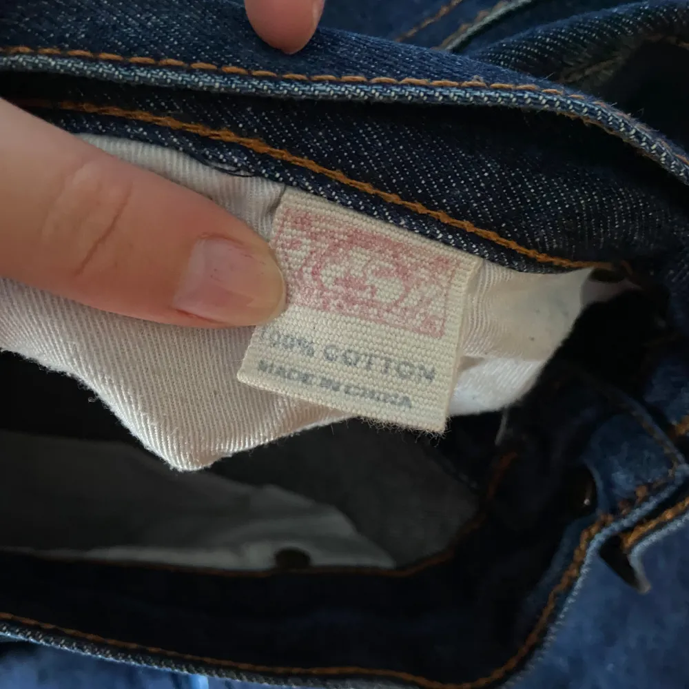 Riktigt coola Evisu jeans 👖Storlek W34, midjemått ca 90cm (45x2). Fint skick, sömmen har lossnat lite i skrevet, men inget som stör eller syns när byxorna är på. Ingen aning om dem är äkta, köpte själv secondhand, men säljer billigt pga är osäker på det. Superfint skick annars! . Jeans & Byxor.