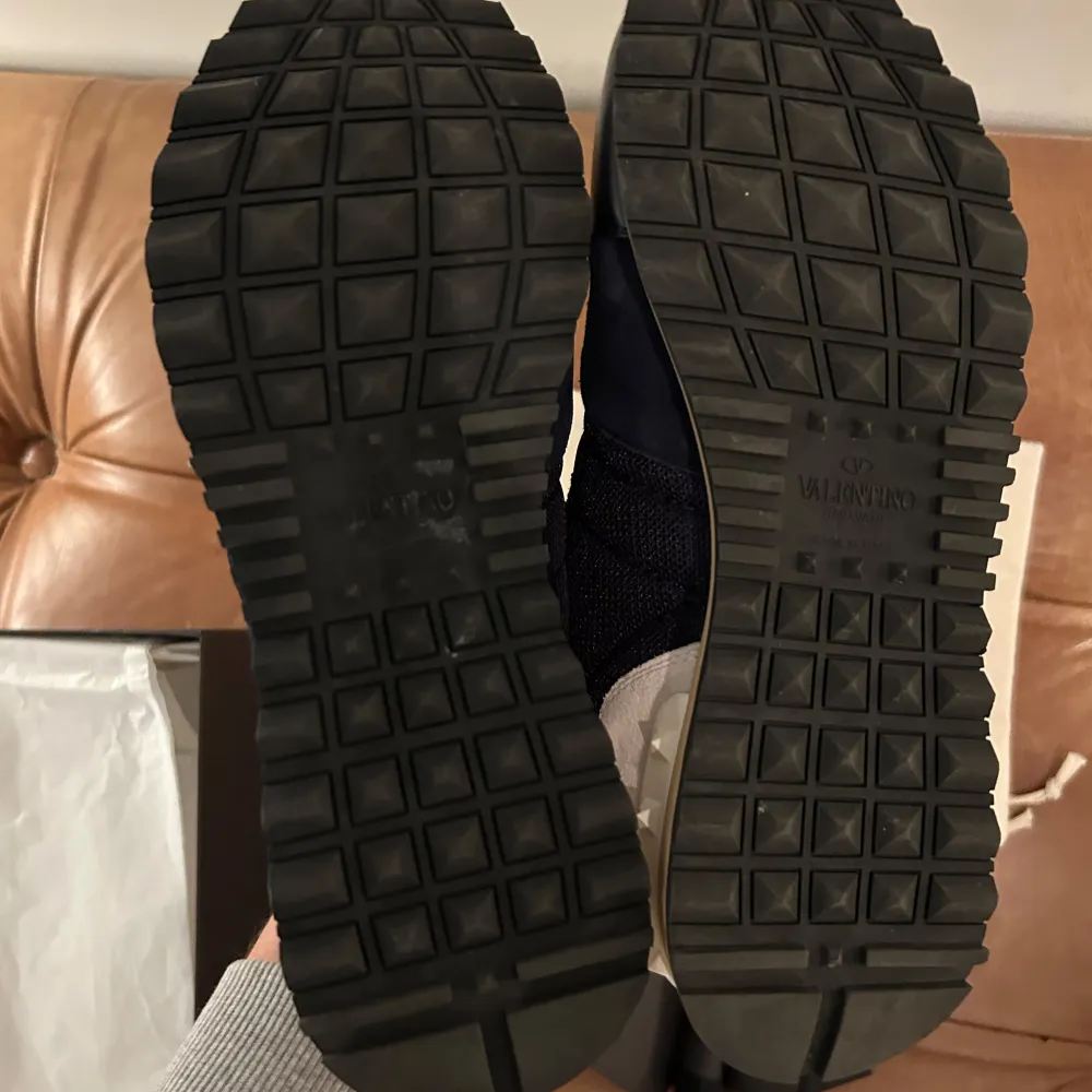 Säljer de här Valentino rockrunner skorna i storlek 41 för 2999kr! Använda 1 gång, 10/10 skick. Med skorna kommer: 2 dustbags, 3 kort, extra snöre och box. Skriv om minsta funderingar!. Skor.