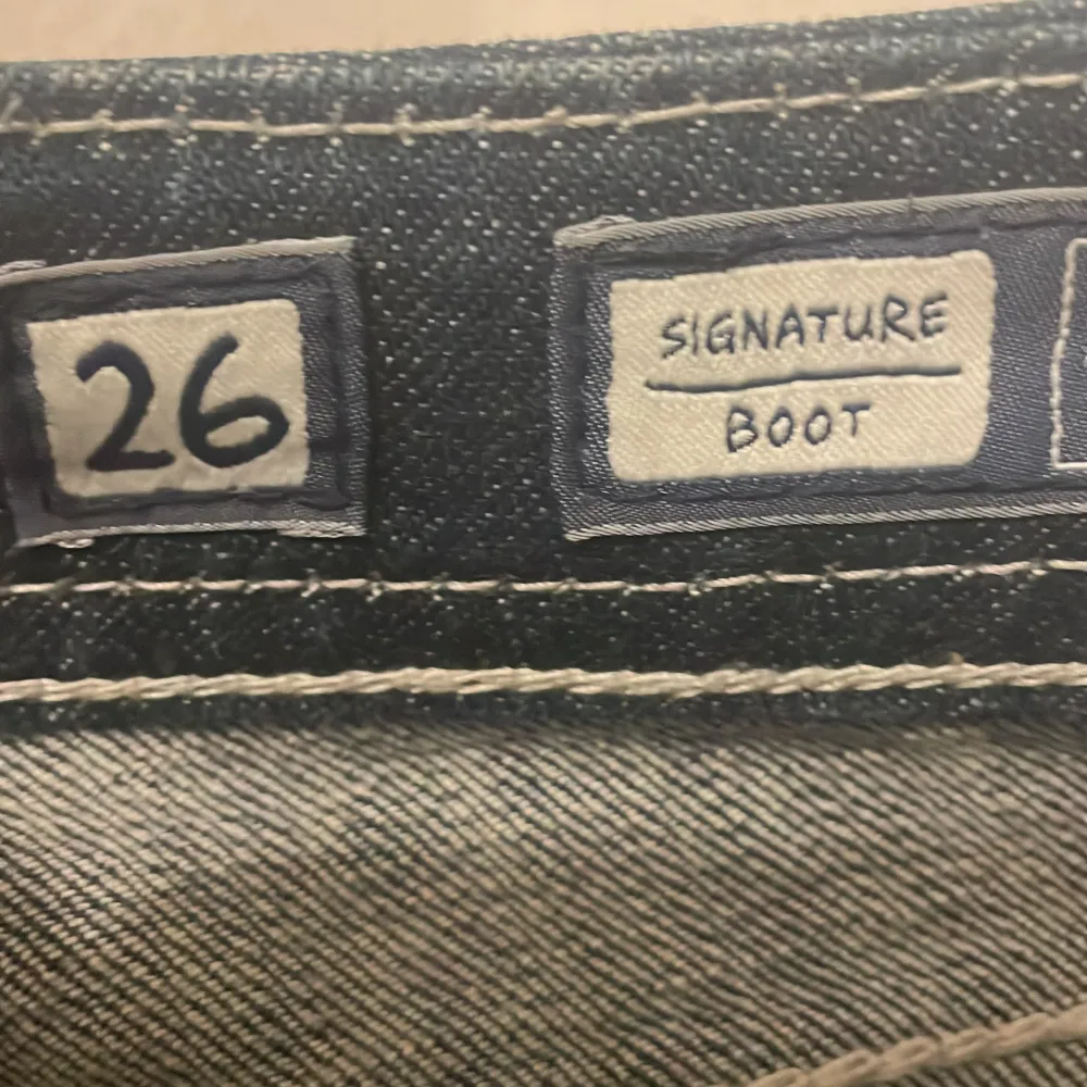 Säljer dessa lågmidjade bootcut miss me jeans, köpta för 999, säljer för 600 för de e lite slitna längst ner. Midjemått rakt över är 37cm, skriv om ni vill ha fler bilder ❤️. Jeans & Byxor.