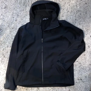 Svart jacka från Race Marine - Säljer en svart jacka från Race Marine i storlek XL helt nytt skick har använt den 3 gånger. Original priset är 1200kr, Luvan går att ta bort från jackan. Varm eftersom den har flis innuti jackan så den passar bra för vår höst och tidig vinter. Pris kan diskuteras