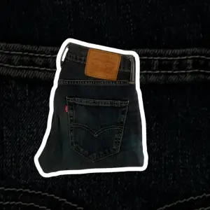 Snygga mörkblåa jeans från Levi's. De har en rak passform. Jeansen har den ikoniska Levi's-lappen på baksidan och en liten röd etikett på fickan. Tveka inte att höra av dig för bilder eller ngt annat!