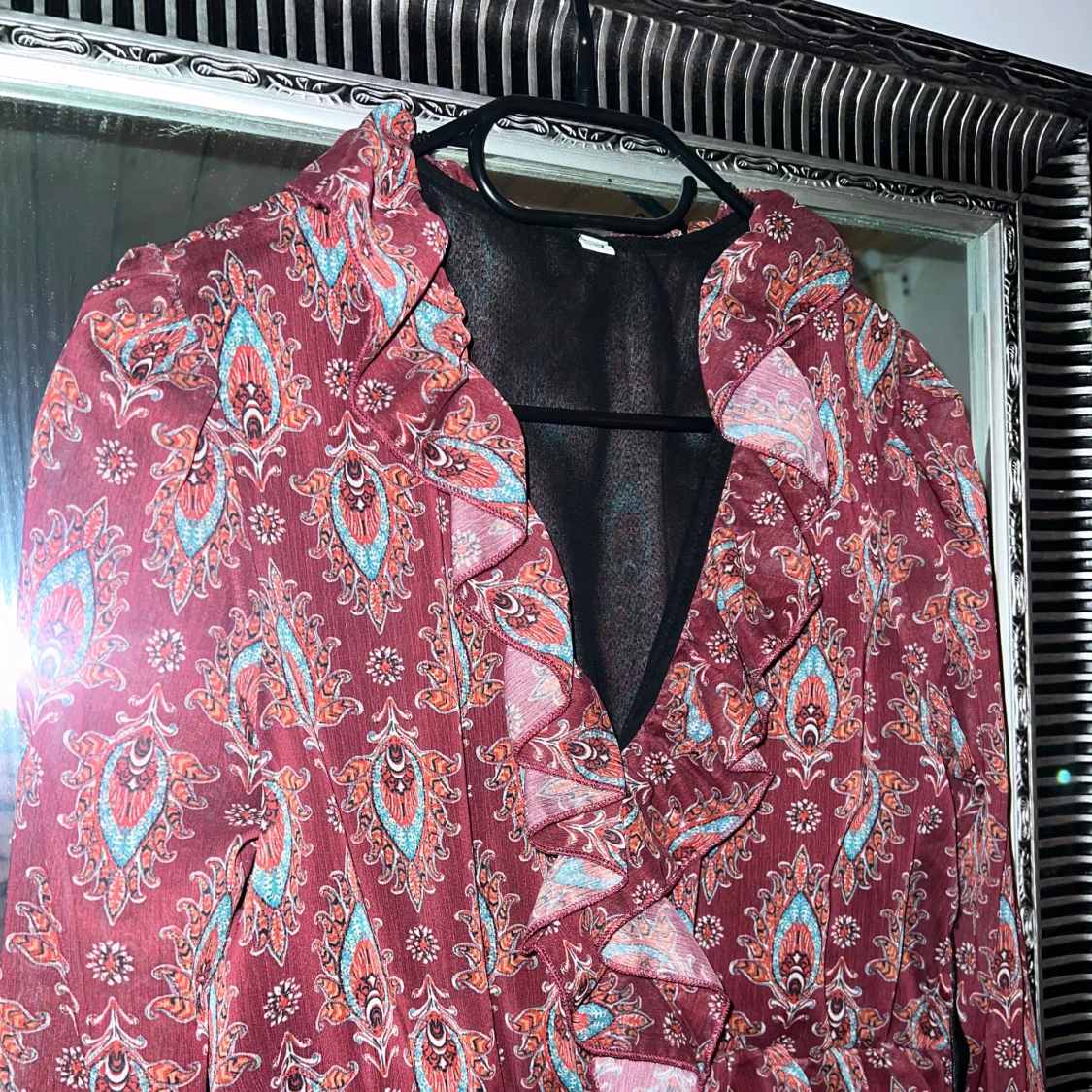 Mönstrad klänning med volanger - 91