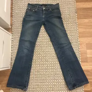 Säljer ett par snygga blå jeans från New York, NY i storlek 28. De har en klassisk femficksdesign och en bekväm passform. Perfekta för vardagsbruk och kan enkelt matchas med olika toppar. Skicket är bra och de är redo för en ny ägare! Litet hål längst ner (se sista bilden)🩷