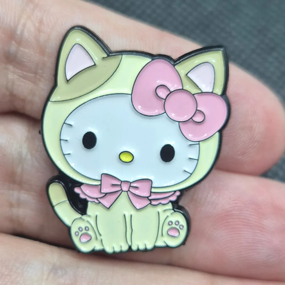 Söt Hello Kitty Pin, mått på den är: 3.4×2.6cm. ✨️Titta igenom alla mina upplagda & köp fler saker i Bundle för att spara på frakten & få allt du köpt i ett & samma paket✨️ För att köpa med Bundle så får du först trycka i 