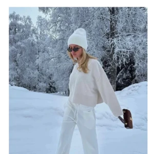 NY!!! Classic alvii beanie  - Säljer en superfin vit stickad mössa från ALVII beanie.  är ribbad och perfekt för kalla dagar. Mössan är i ny skick och passar perfekt till både höst och vinter. Den är mjuk och bekväm, och håller dig varm och stilren hela säsongen. Nypris 399:-