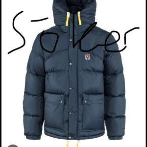 Mörkblå dunjacka från Fjällräven - Söker en fjällräven jacka i storlek xs det ska inte vara många skador helst under 3500 skriv göra till mig om du vill sälja din mörkblåa fjällräven ❤️