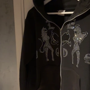 Svart rhinestone Hoodie från (LE DOS) - Svart rhinestone i storlek small. Bra skick, inga stenar är borta.