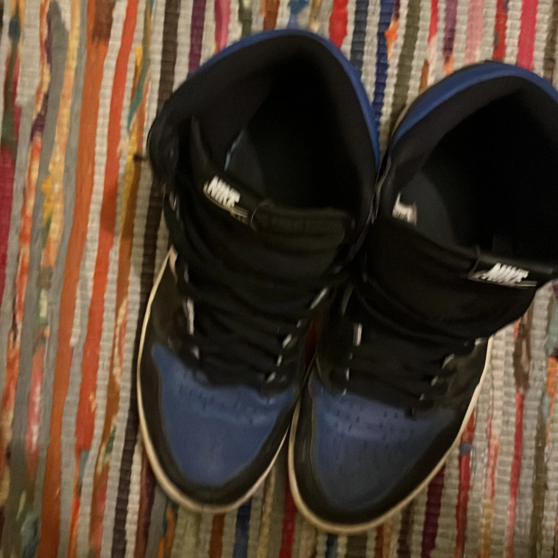 Nike Air Jordans i svart, blå och vit - 90