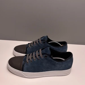 Lanvins - Säljer ett par snygga blå Lanvins i storlek UK10 (EU44), cond 9/10 sparsamt använda utan defekter. Tillkommer endast skor!