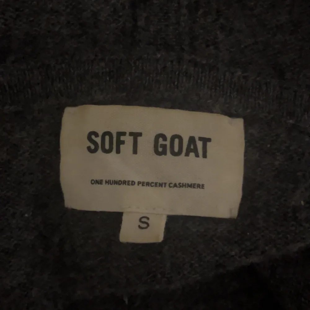 Mysig grå hoodie i 100% kashmir från Soft Goat. Perfekt för kyliga dagar med sin mjuka och lyxiga känsla. Den har dragkedja och huva, vilket gör den både praktisk och stilren. Säljer då den inte kommer till användning, priset kan diskuteras ❣️. Neuletakit & Villapaidat.