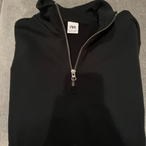 Mörkgrön half zip tröja från Zara - Tjena! Säljer en snygg mörkgrön half zip tröja från Zara i storlek L i bra, lite tjockare material, nypris ca 500. Tröjan är oanvänd då den är lite för stor för mig. Hör av dig vid några frågor!