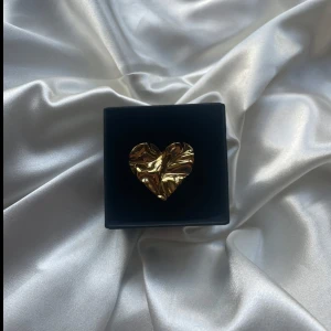 Linn ring  - 55kr/st, gjord i rostfritt stål vilket innebär att den inte tappar färg eller gör fingrarna gröna samt går att justera så den passar alla fingrar  🫶🏼