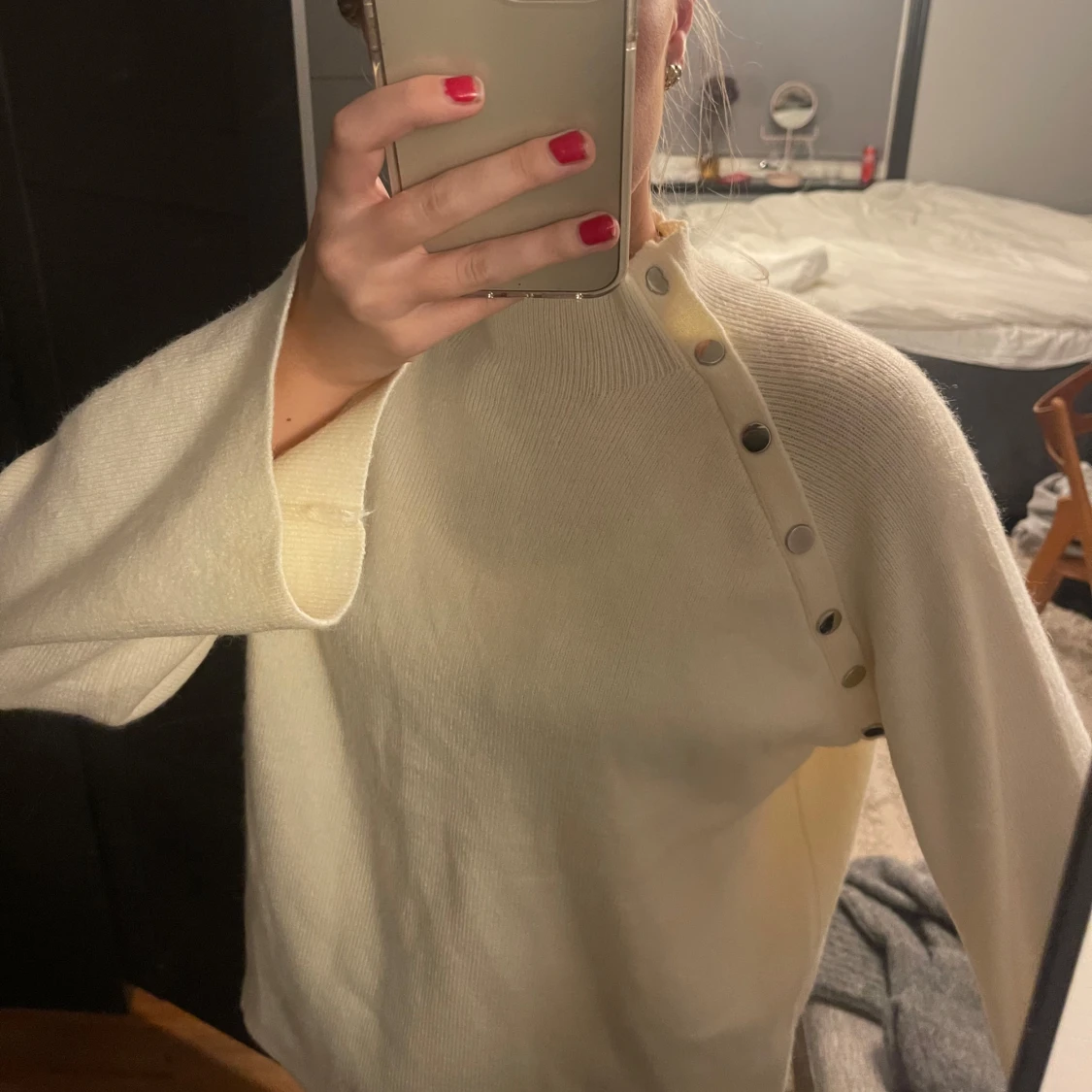 Vit tröja med knappar