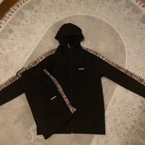 Svart tracksuit från Burberry - XXL men passar L