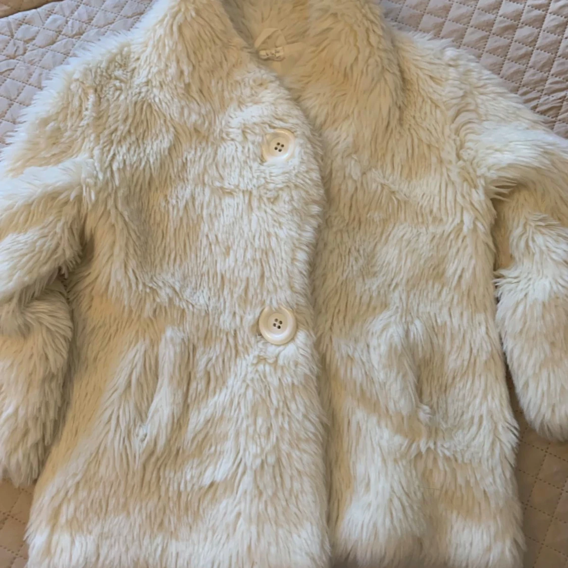 Vit pälsjacka med knappar