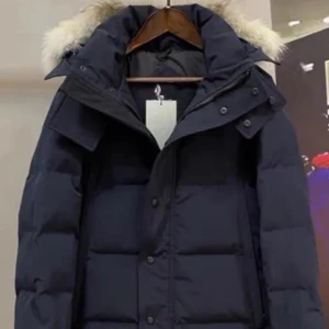 Svart dunjacka från Canada Goose - Säljer min blåa canada goose wyndham jacka som är ganska ny men lite för liten den passar perfekt till vintern den är varm och väldigt skön. Passar även M bilden e dålig jacka e som ny. Päls finns