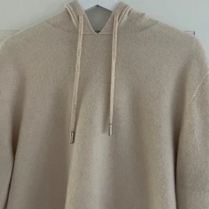 kashmir hoodie - kashmir x merinoulls hoodie. Toppen skick inga defekter M/L jag på bilden är 185 75 kg