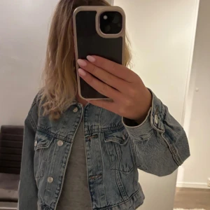Croppad jeansjacka - Croppad jeansjacka från Gina tricot, använd endast en gång och i gott skick. Pris kan diskuteras💕