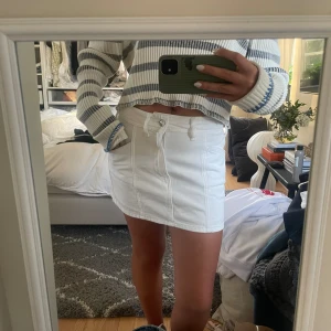 Vit kjol - Säljer min snygga kjol från mango, köpte i våras. Bra skick, storlek s💗💗💗