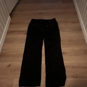 Svarta juicy couture byxor - Dom är i hyfsat bra skick men dom är använda! Storlek medium och dom har ett litet slit/brännmärke på ena benet men inget man märker av eller tänker på