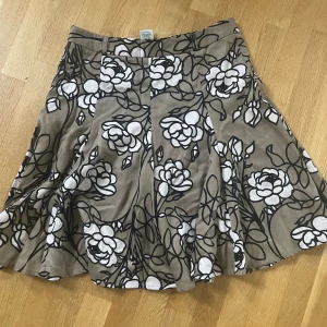 Filippa K-kjol - Kjol i viskos, jättefin tygkvalitet. Mkt fint skick. Går lätt att korta/sy upp om man vill det.