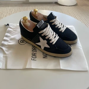 Golden Goose Ballstar (JR) - Ett par riktigt schyssta Golden Goose ballstar. Skorna är i 9/10 i skick utan några defekter. Skriv privat för fler frågor och liknande!