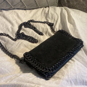 Väska - Köpt i en butik i Italien för två år sedan. Kedjan går att ta av om man vill ha den som en clutch! Finns lite tecken på användning, se bilderna. Köpt för 1200kr Höjd: 13cm Längd: 21cm. Äkta läder