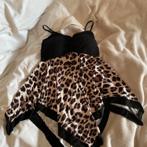 Cheetah print top - Jätte fin leopard top enbart använd 2-3 ggr köpt på marknad i Italien! Säljer då den inte kommer till användning! Står inte vilket märke eller storlek men efs det är stretchigt material är det nog XS-M