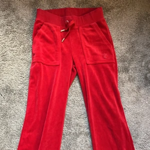Röda Juicy byxor - Inga defekter 💕 är 158 cm och dem passar perfekt!