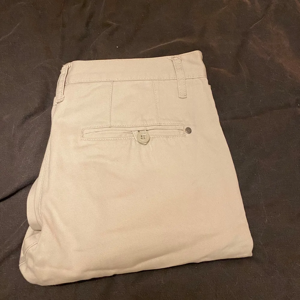 Beiga chinos i storlek 31/32. Fint skick och använda endast ett fåtal gånger.. Farkut & Housut.