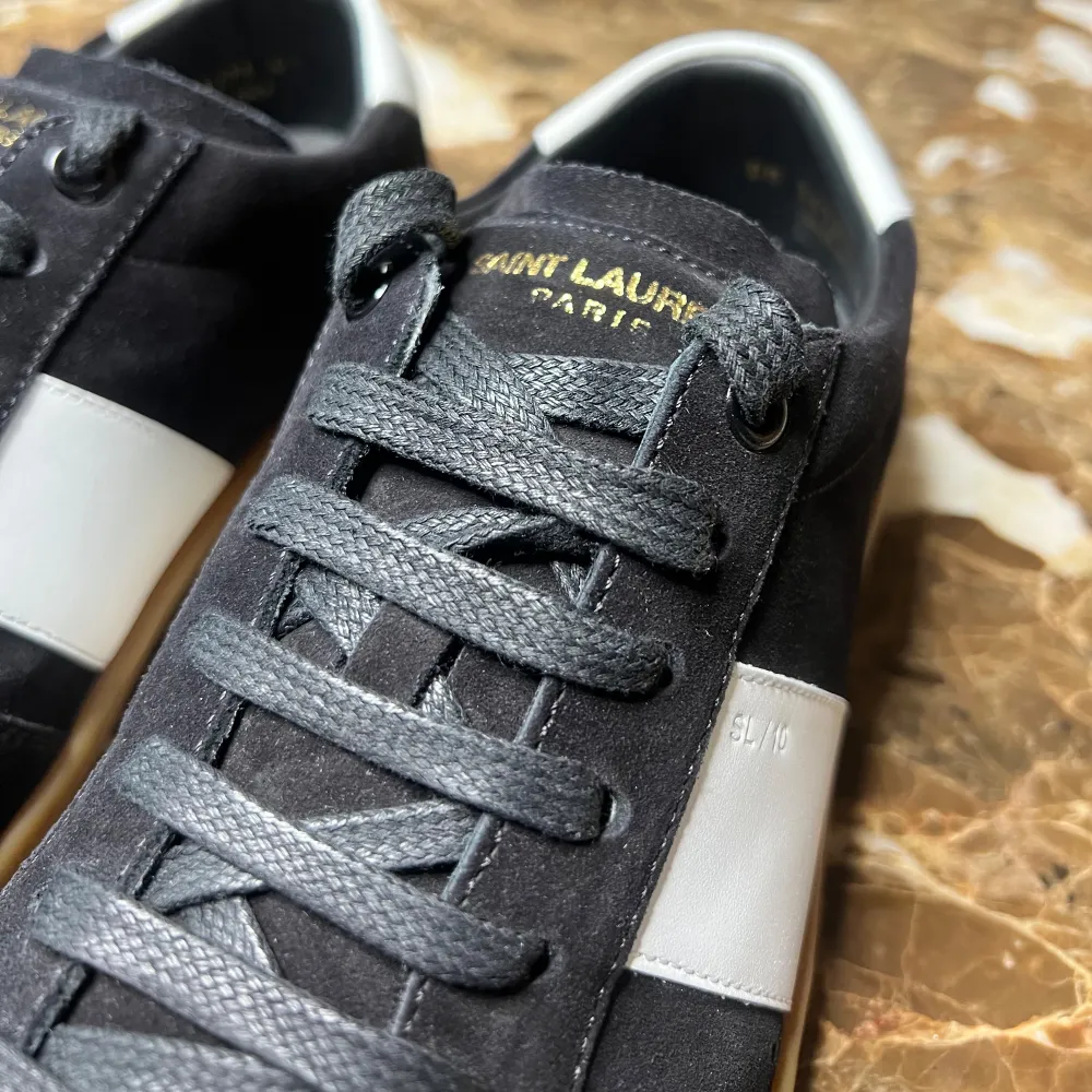 Sälsynta Saint Laurent SL/10 | Skick: 9/10 Storlek: 42| Nypris: ca 7000kr | Pris: 3499kr | Auenticitet garanterad | Hör av dig vid minsta fråga eller fundering✍️. Skor.