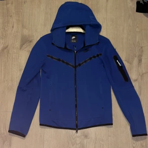 Nike tech fleece royal blue - Size XS, litet hål vid axeln och magen, tappat lite färg.