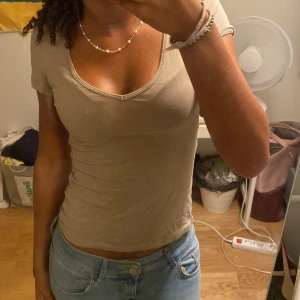 Beige T-shirt! - Tröjan är använd 2-3 gånger och är i väldigt bra skick!