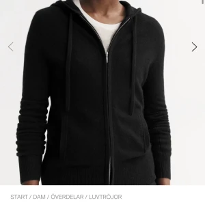 Svart luvtröja med dragkedja - min soft goat zip hoodie som inte kommer till användning längre. skriv privat gör egna bilder. har lite små hål som knappt syns därav priset. skriv innan ni köper. stolek m men sitter som en s