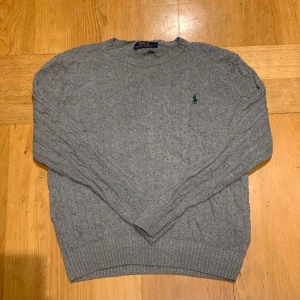 Ralph Lauren tröja - Grå Ralph Lauren tröja i bra skick!  Lite nopprig och har täcken på användning men är väl omhändetagen!  Storlek: S 