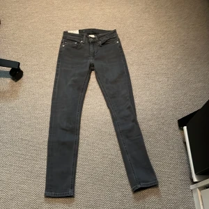 Dondup jeans - Hej! Säljer nu dessa dondup jeans för de har blivit för små. Det är slim. Nu pris ca 3000 vårt pris 599kr