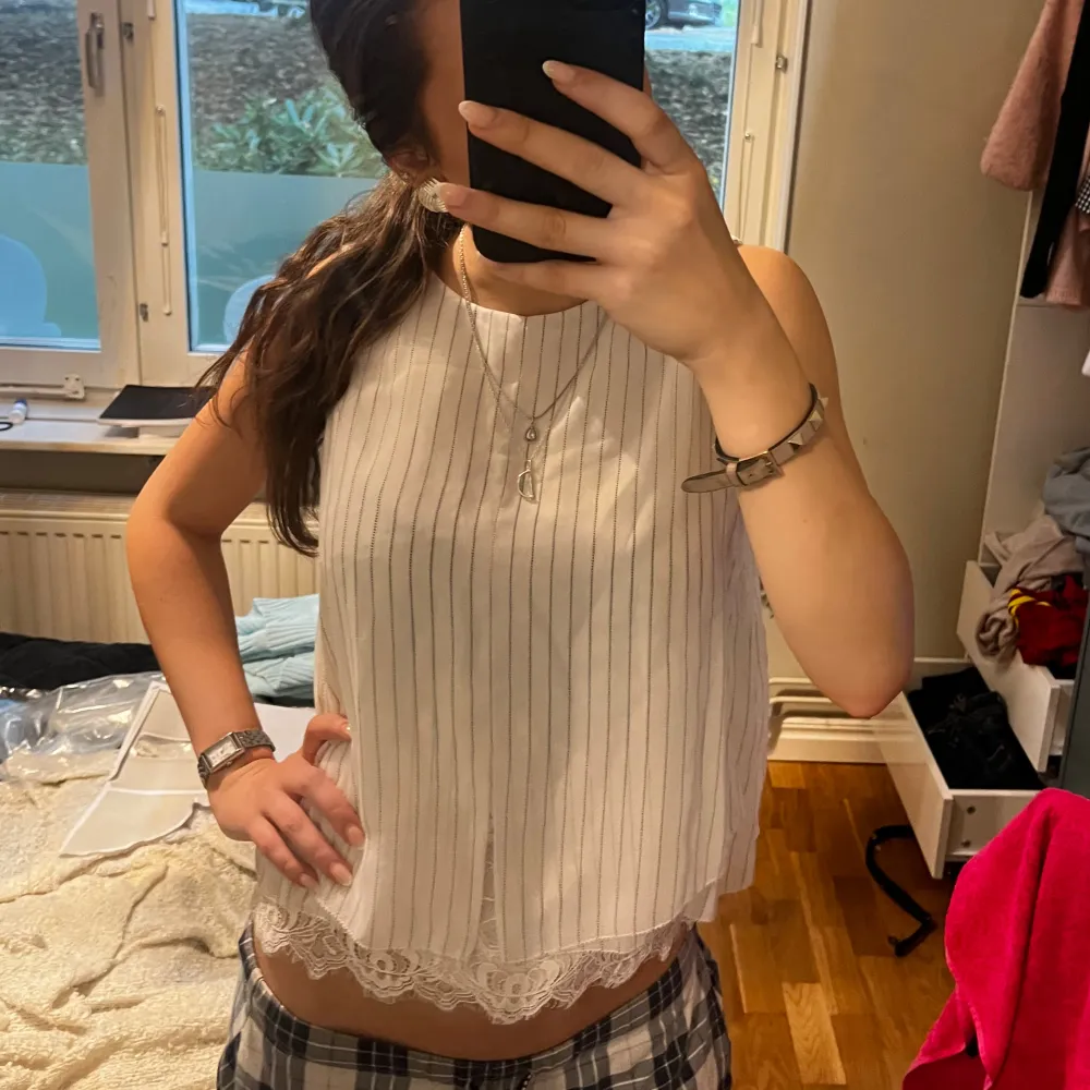 jötte fin blus som funkar till alla tillfällen💞💞 har aldrig använt den💕det står strl 36 men tror det motsvarar s💕tar emot prisförslag då jag mest vill bli av med den då den tar onödig plats 🥰. Blusar.