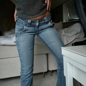 Jeans True religion - Så fina jeans som passar 34/36. Slriv för innerbenslängd och midjemått! Jag är 171 för referens och sitter snyggt på mig, passar även längre personer ❤️jeansens färg är som på första bilden. Alla bilder är egna ❤️