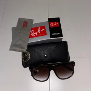 Rayban Boyfriend solglasögon  - Tja, säljer dessa riktigt feta Rayban Boyfriend solglasögon som är helt oanvända, alltså helt ny inköpta. Priset är klappat och klart bara att skriva vid frågor eller funderingar!
