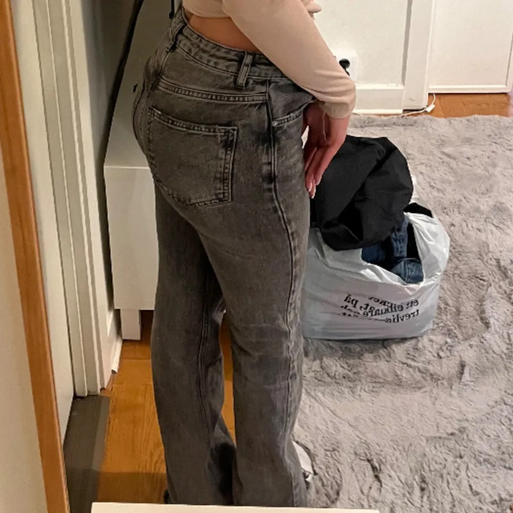 säljer dessa jeans då dom är för små för mig, bra skick 🩷. Jeans & Byxor.