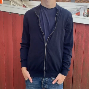 Dressman zip - Säljer denna dressman zip|| skick 9/10 använd inte mycket alls Svin skön och snygg Skriv vid minsta fundering